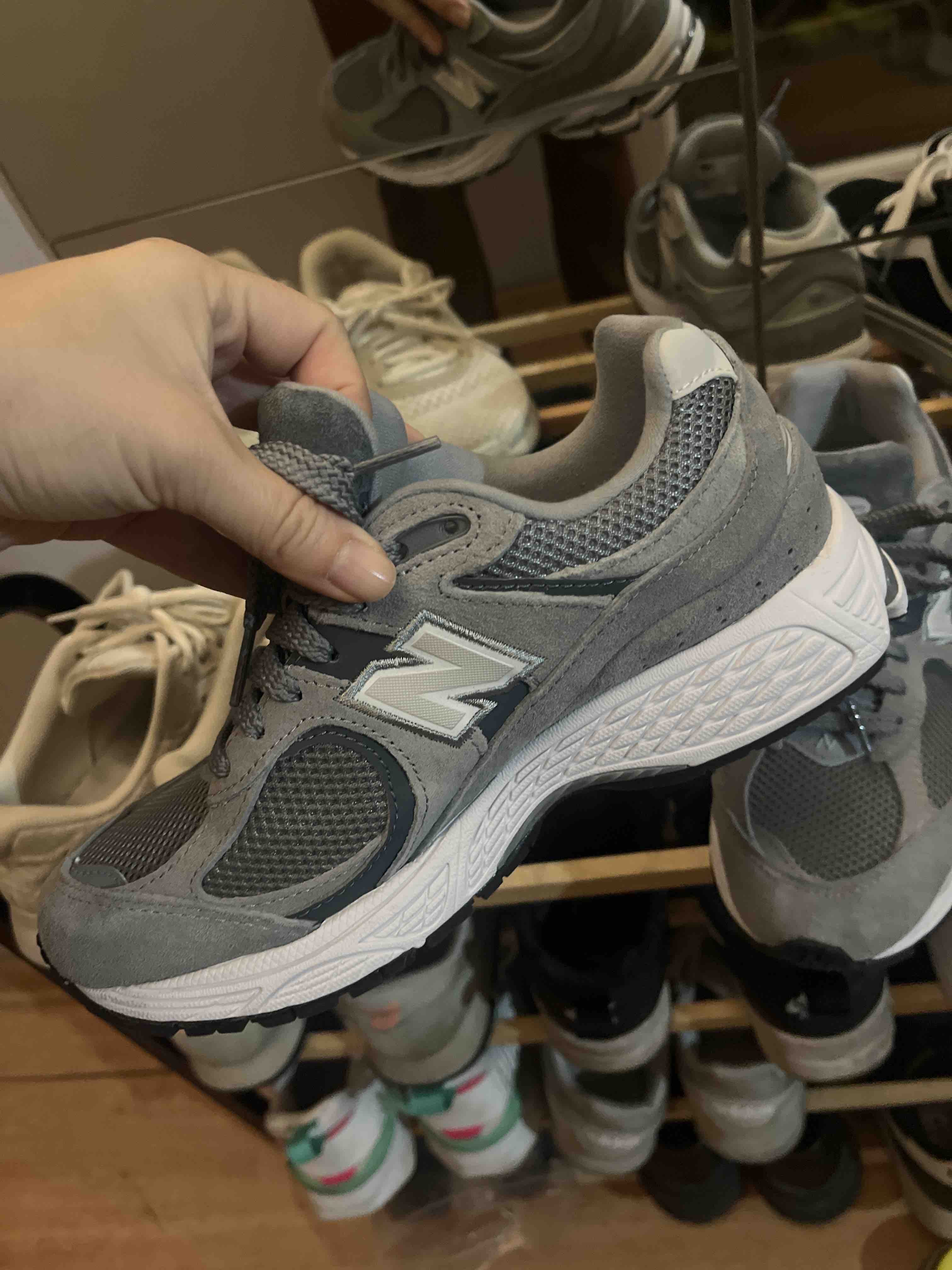 اسنیکر زنانه خاکستری نیوبالانس New Balance M2002RST_GRİ photo review