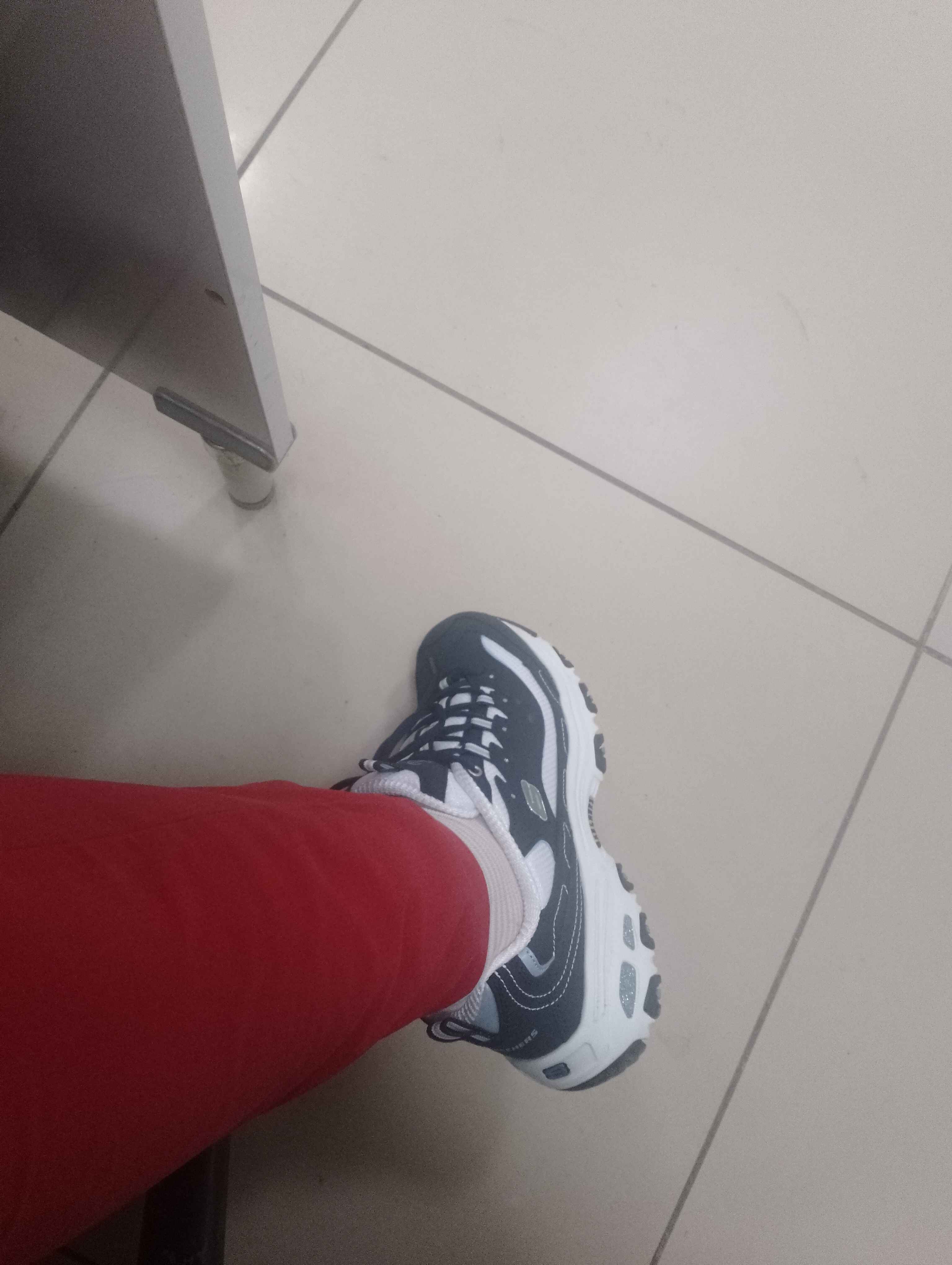 اسنیکر زنانه سفید اسکیچرز Skechers 11930NVW photo review