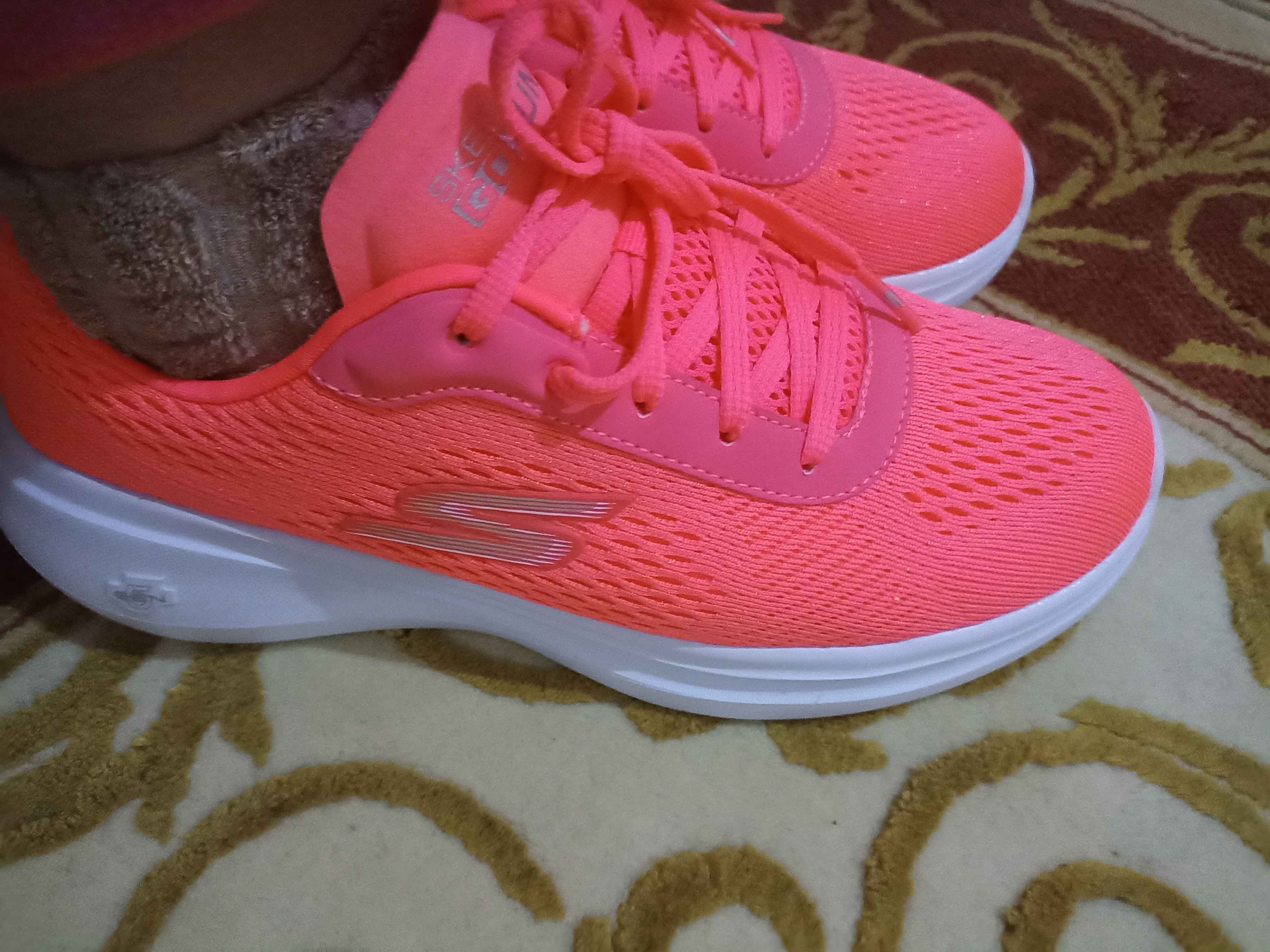 کتانی رانینگ زنانه صورتی اسکیچرز Skechers 15109 HPK photo review