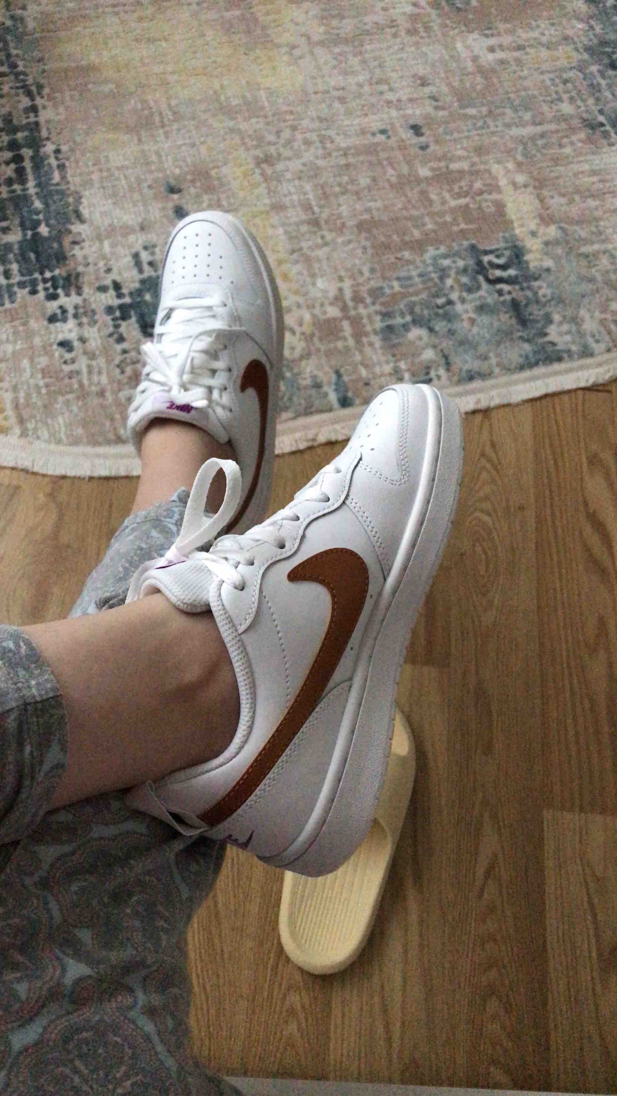 اسنیکر زنانه سفید نایک Nike DQ5979-100 photo review