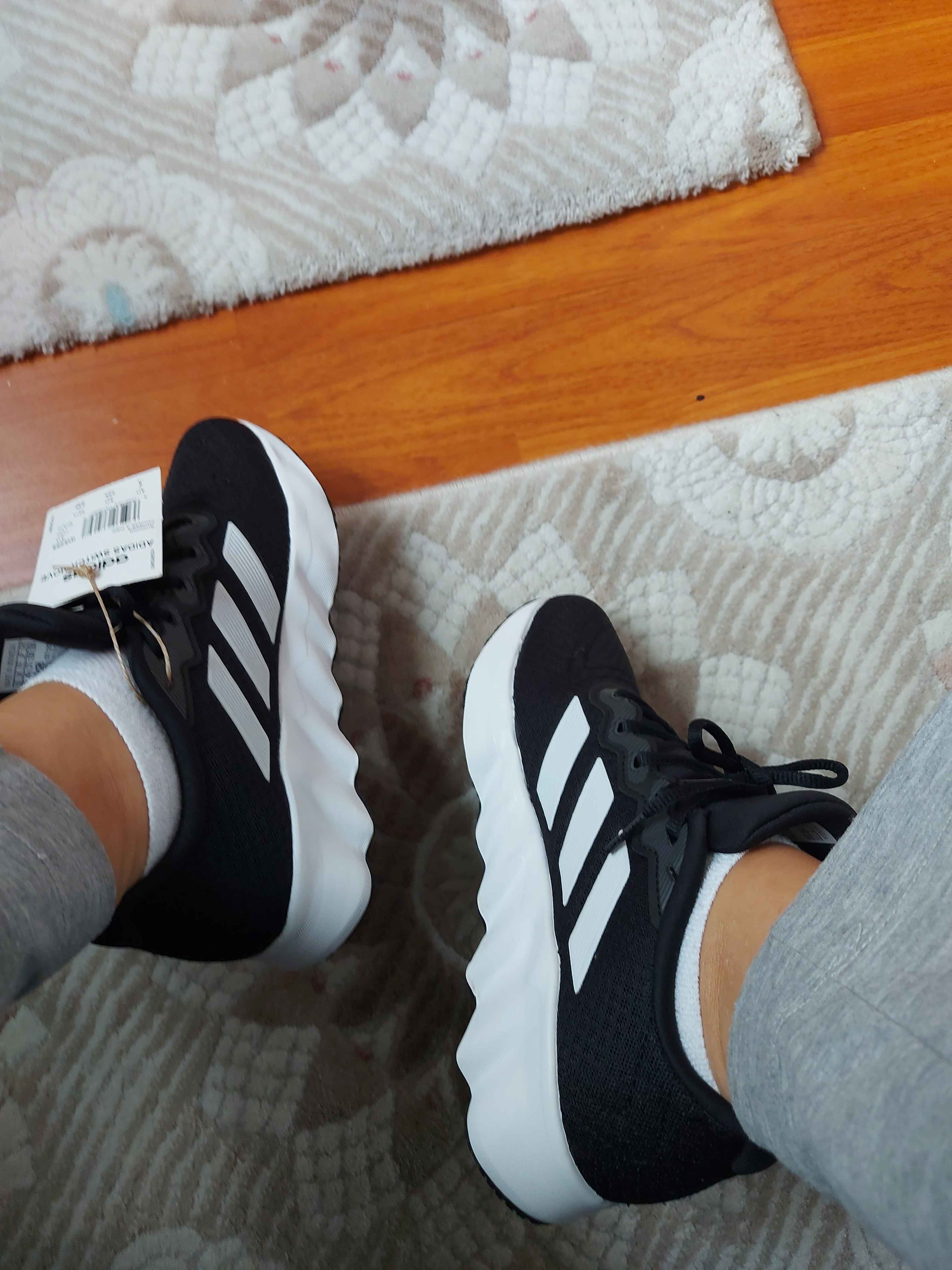 کتانی رانینگ زنانه رنگارنگ آدیداس adidas ID5258 photo review